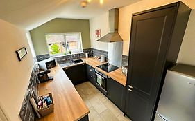 Cecil House - Stylish 2-Bed, Sleeps 5 Guests, Free Parking, Close To Cathedral, Bars & Restaurants